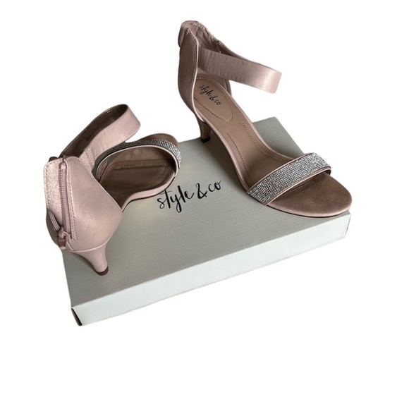 Style & Co Sparkly, dressy heels. Peach with stones on toe strap. Zipper back - Picture 2 of 4
